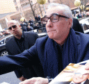 Martin Scorsese gibt Autogramme